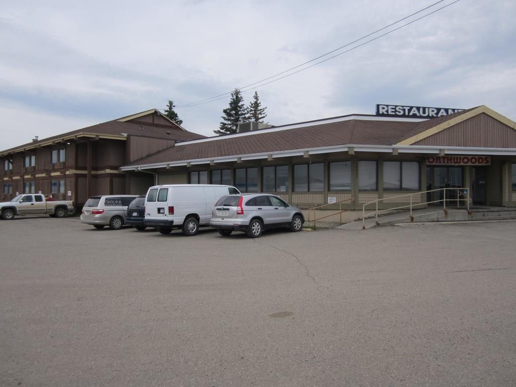 Northwoods Inn Fort St. John ภายนอก รูปภาพ